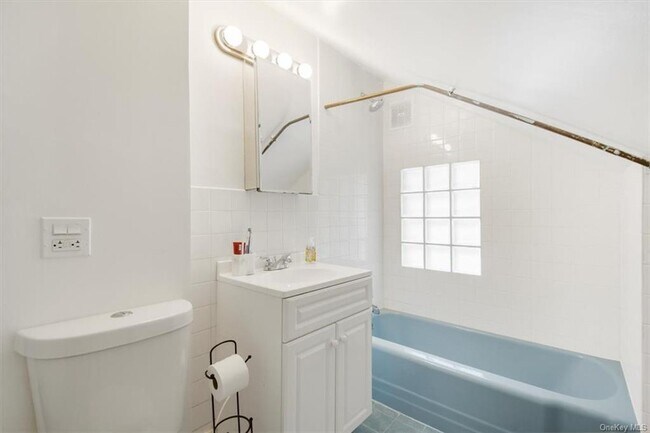 Building Photo - 1 Bayview Ave