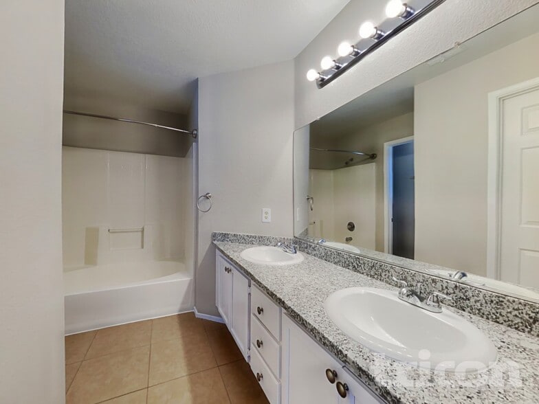 Building Photo - 5646 Roundrock Dr