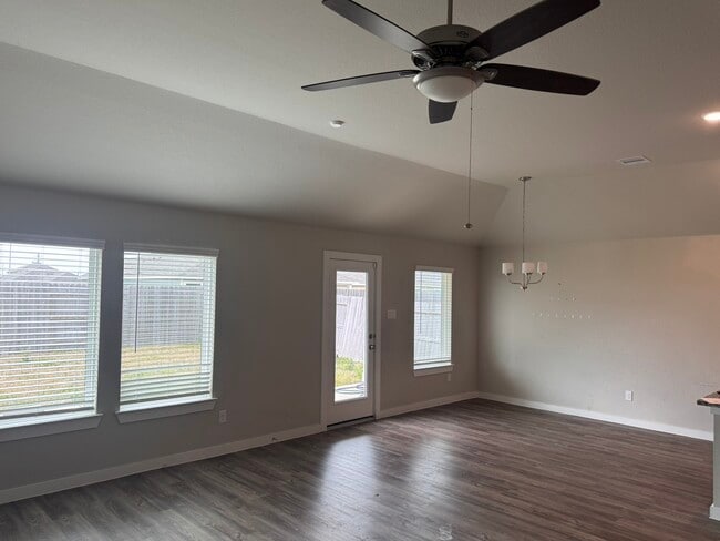 Building Photo - 5017 Evergreen Dr