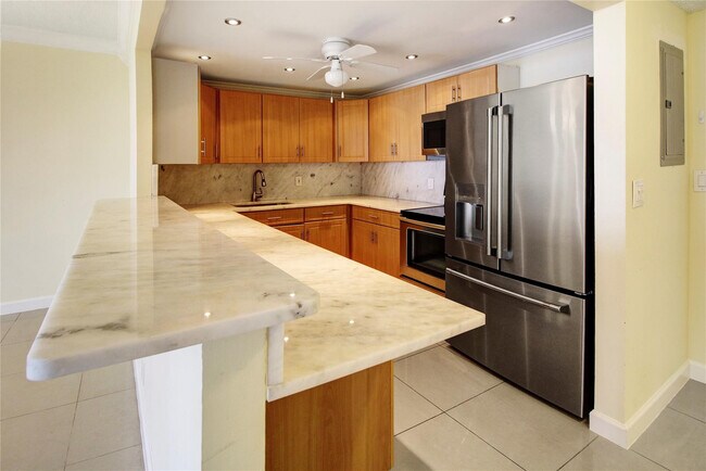 Building Photo - 2500 Parkview Dr