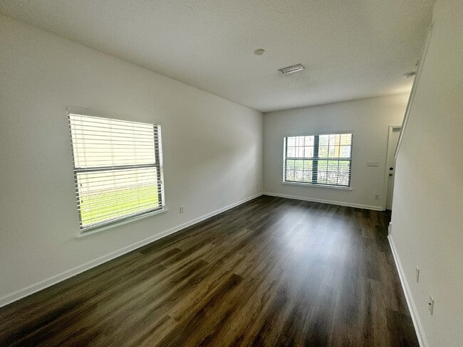 Building Photo - 3BR/2.5BA Paloma Townhome. Bright & Comfortable!