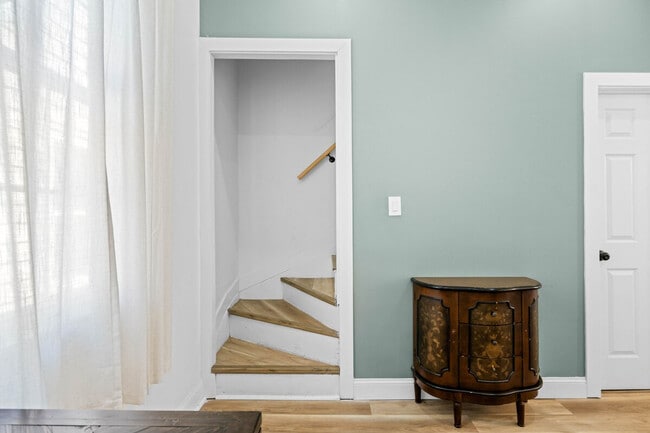 Building Photo - 906 Villa Ave