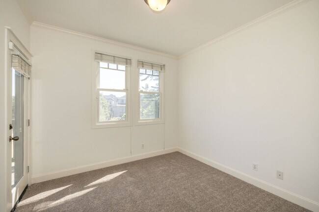 Building Photo - Beautifully Maintained 3 Bed/2.5 Bath Craf...