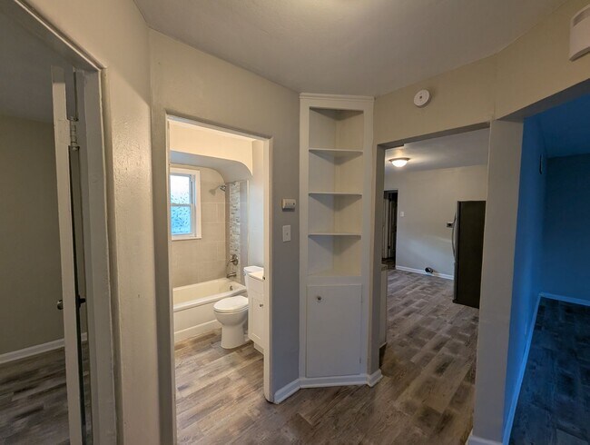 Building Photo - Lovely on Lorna