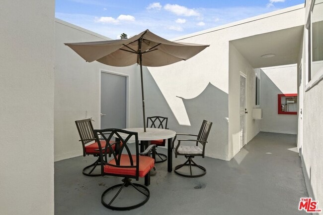 Building Photo - 2449 Beachwood Dr