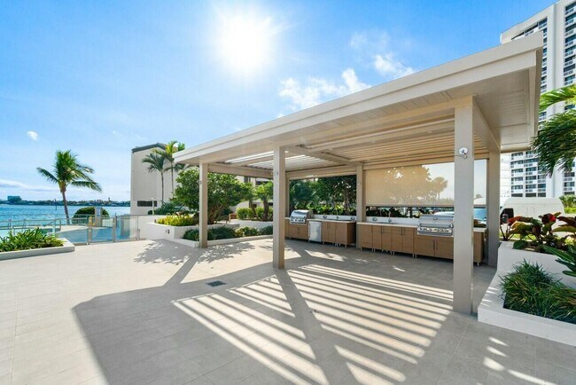 Building Photo - 100 Lakeshore Dr