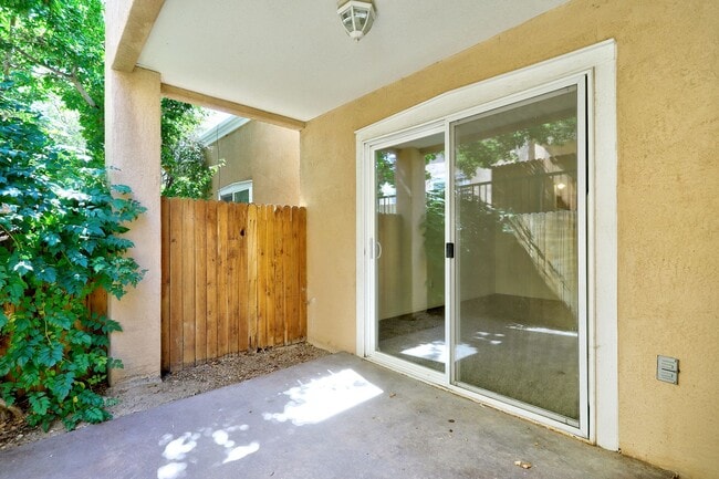 Building Photo - Oso Park Condo  3 Bedroom 2 !/2 Bath