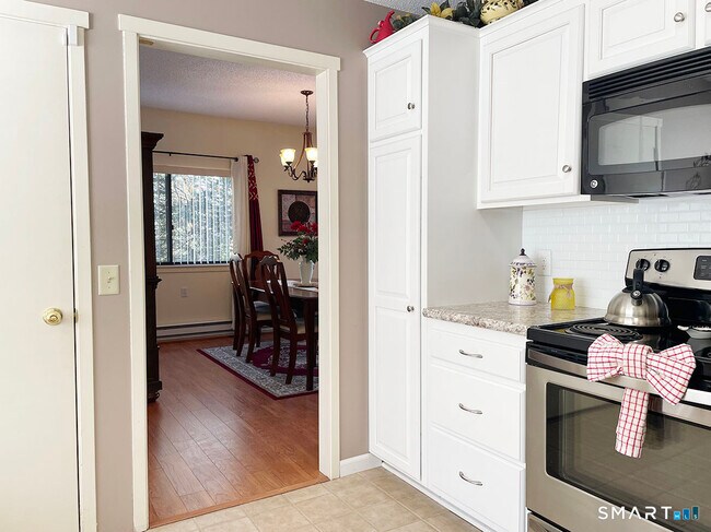 Building Photo - 6 Heritage Crest Dr