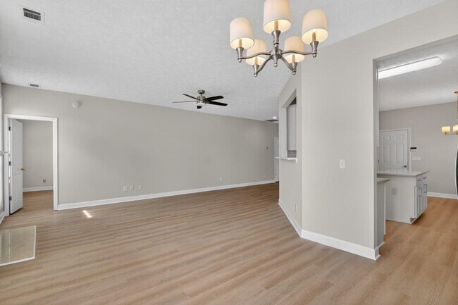 Building Photo - 13375 Avensong Crossing