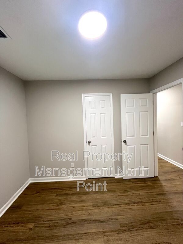 Building Photo - 5843 Summerglen Ln