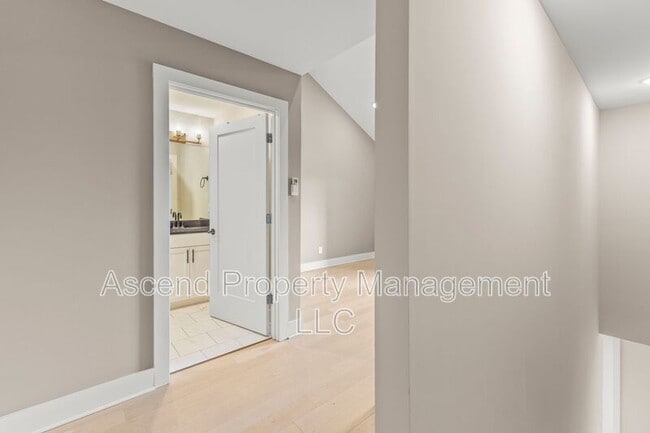 Building Photo - 3155 St Elmo Ave