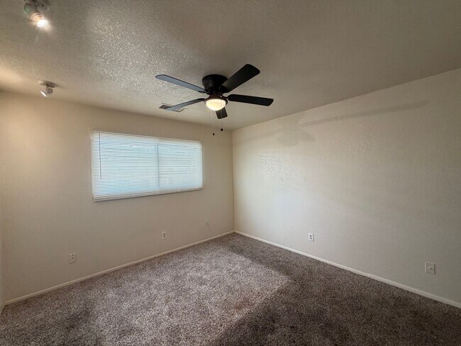 Building Photo - 3 Bed 2 Ba Condo