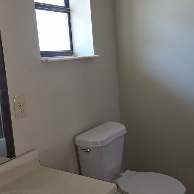 Building Photo - 484 Tamarac St