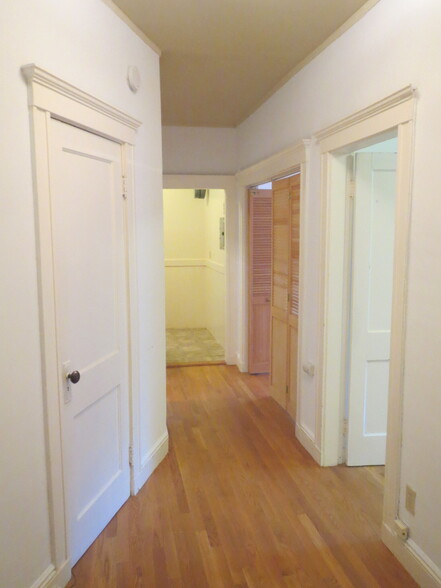 Building Photo - 61 Park Dr