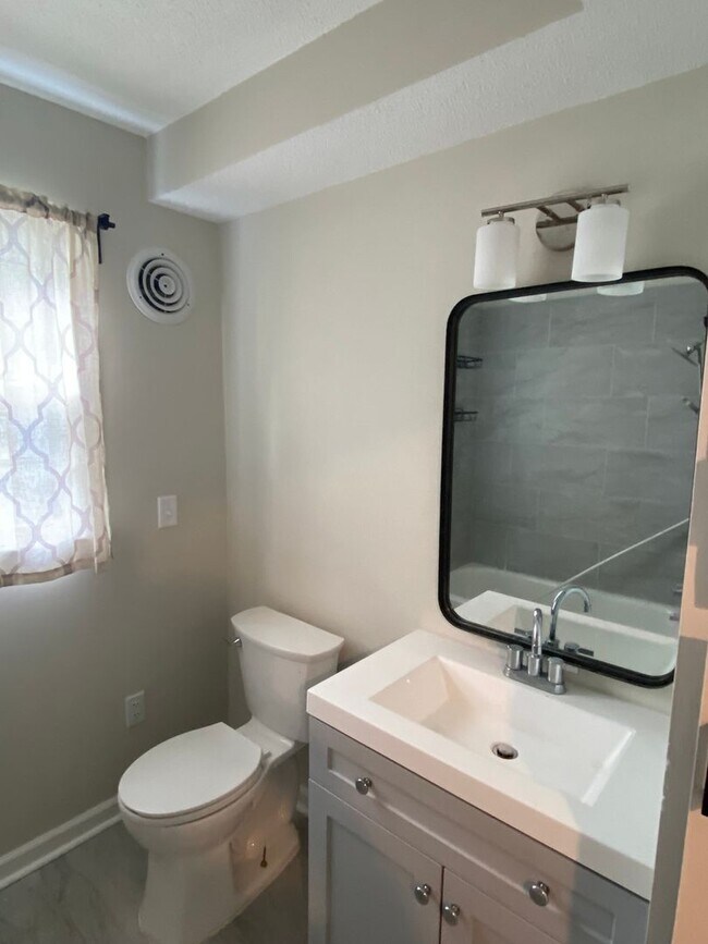 Building Photo - Well-Laid-Out 3 Bedroom 2 Bath Home