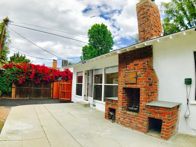 Building Photo - Prime Pocket of Studio City Across from St...