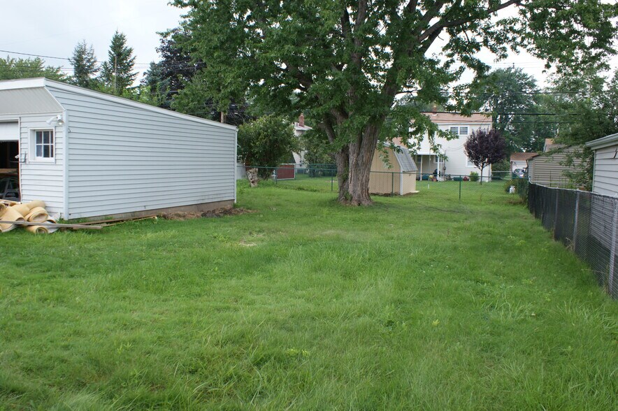 Building Photo - 6490 Almont Dr