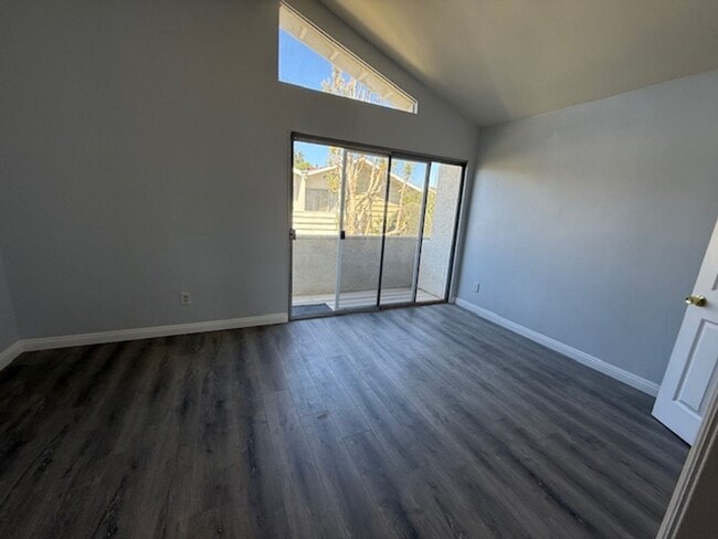 Building Photo - Remodeled Condo in Tustin
