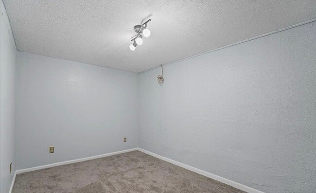 Building Photo - Updated Hillview Home! 3BR/2BA with Basement!