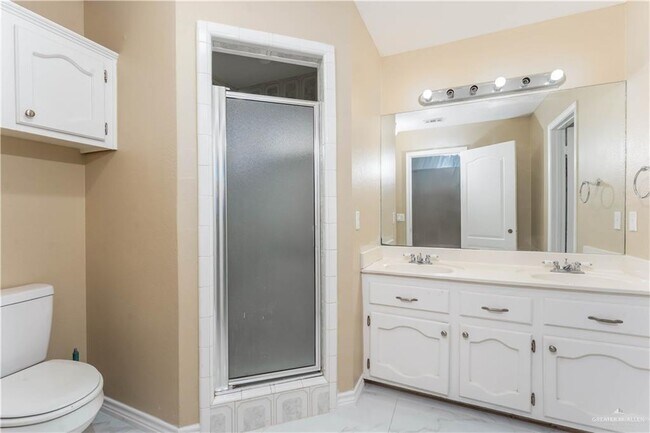 Building Photo - 25 Oriole Ave