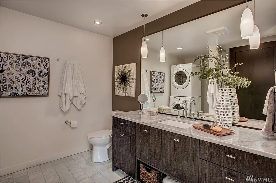 Building Photo - 1321 Seneca St