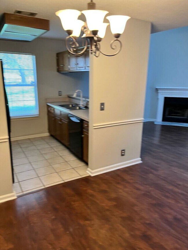 Building Photo - End Unit Townhome in the Villages of Brentwood