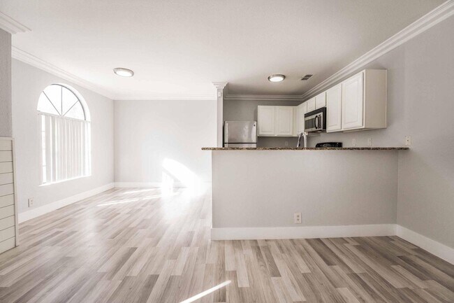 Building Photo - Beautiful 2 bed, 2 bath condo ready to mov...