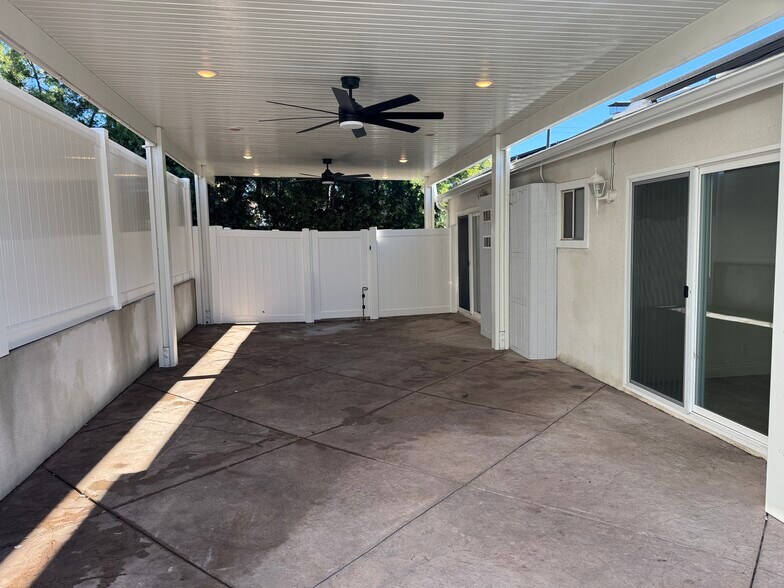 Building Photo - 1121 Calle Tulipan