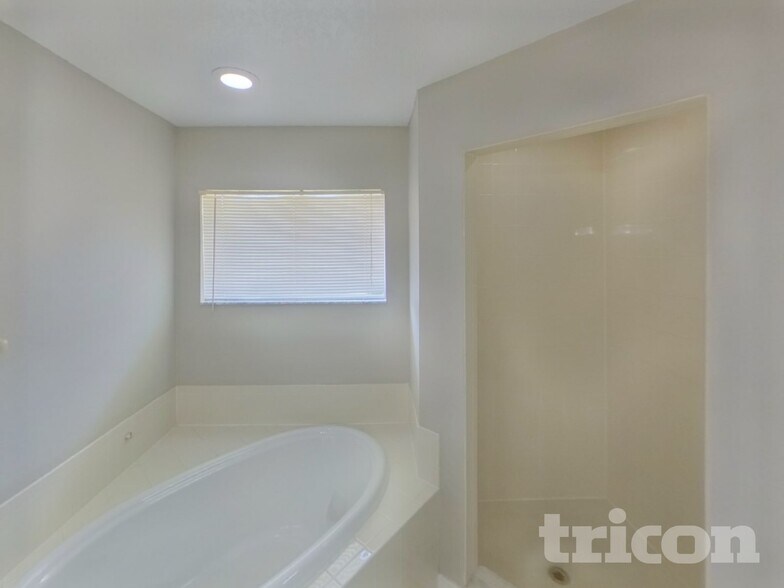 Building Photo - 5197 Brickell Dr