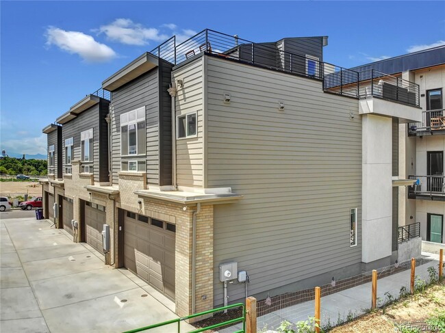 Building Photo - Spacious 3-Bed Townhouse with Finished Bas...