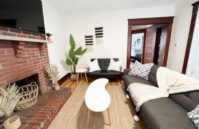 Building Photo - 1119 E Fulton St