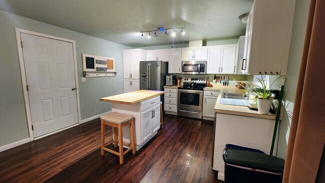 Building Photo - Updated 3 Bedroom Home Located in SW Lebanon