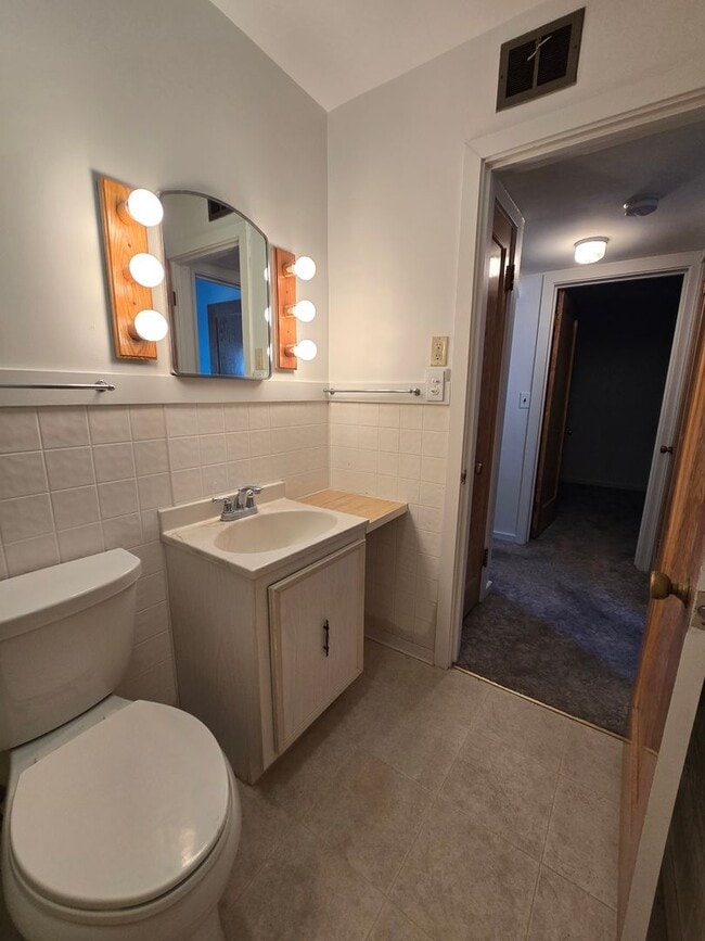 Building Photo - 4 bed, 1 bath House with 1 car garage