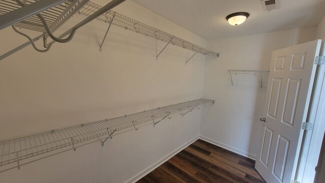 Building Photo - The 5 Bedroom You've Been Looking For!!