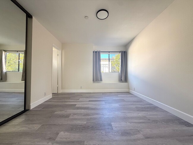 Building Photo - Beautifully Updated End-Unit Condo for Ren...