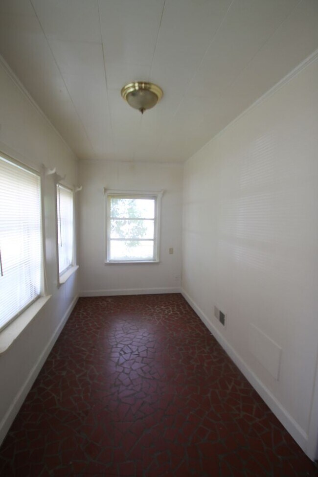 Building Photo - 556 Flint St