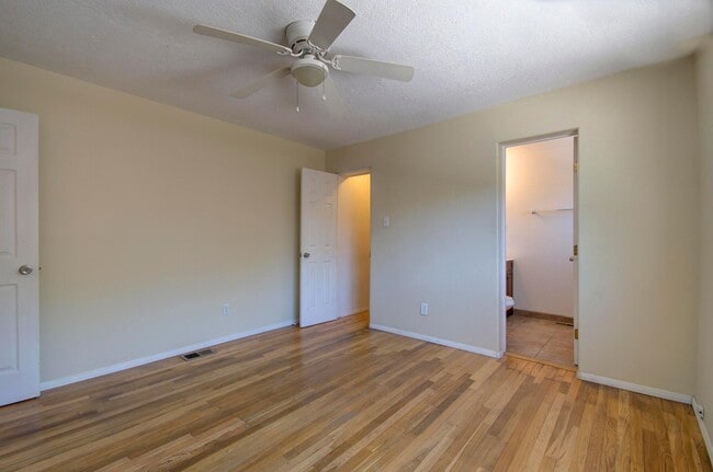 Building Photo - 306 Stanford Dr SE