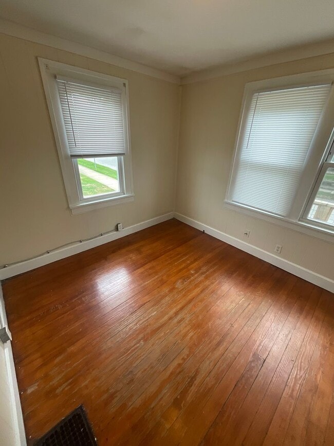 Building Photo - ***AVAILABLE AUGUST 2027*** 5 Bed 2 Bath house. Close to business school. Excellent Location!