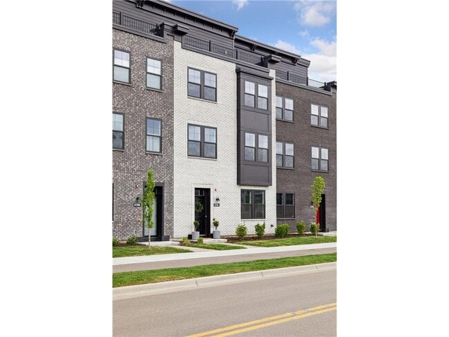 Building Photo - 870 Mount Curve Blvd