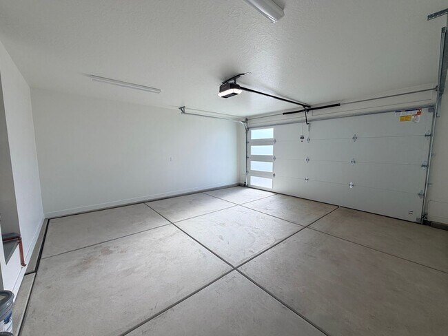 Building Photo - Beautiful Brand new 4 bedroom, 2.5 bathroom home in St George!