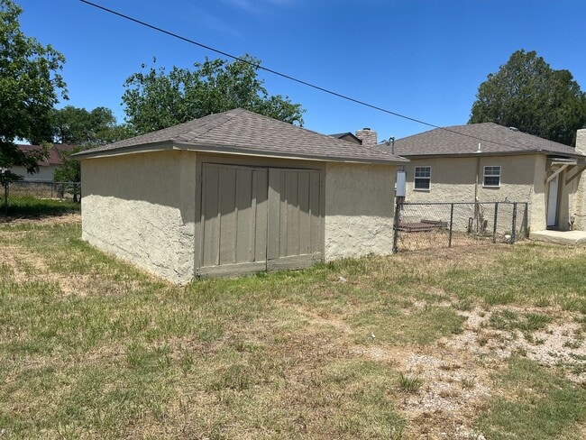 Building Photo - Home near Park!