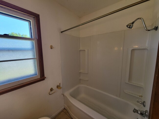 Building Photo - 2 Bedroom House