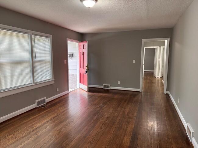 Building Photo - 3 bedroom 1 bath home, located in the Greystone area!