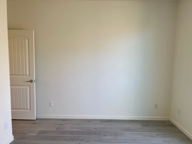 Building Photo - Single flat for rent! Full bedroom, full b...