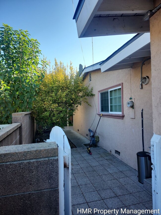 Building Photo - MOVE IN SPECIAL - Charming Single-Story Home