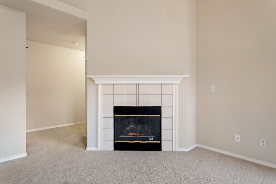 Building Photo - Stylish 3-Bed Condo in Gated Community – J...