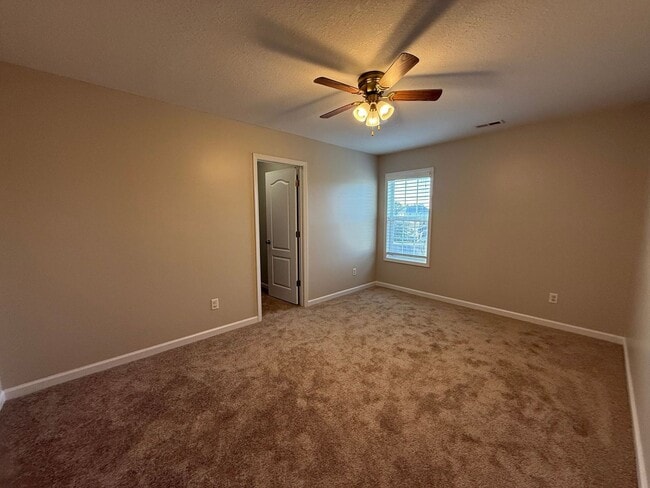 Building Photo - 5 bedroom, 4 bath House