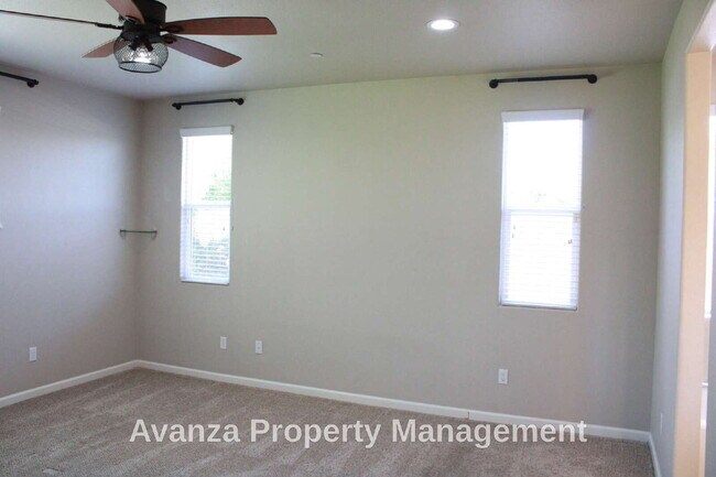 Building Photo - Home for Rent 4 Bed/2.5 Bath - 2,400 Sq Ft. Rent: $3,195/month Security Deposit: $3,295 Clovis Ea...
