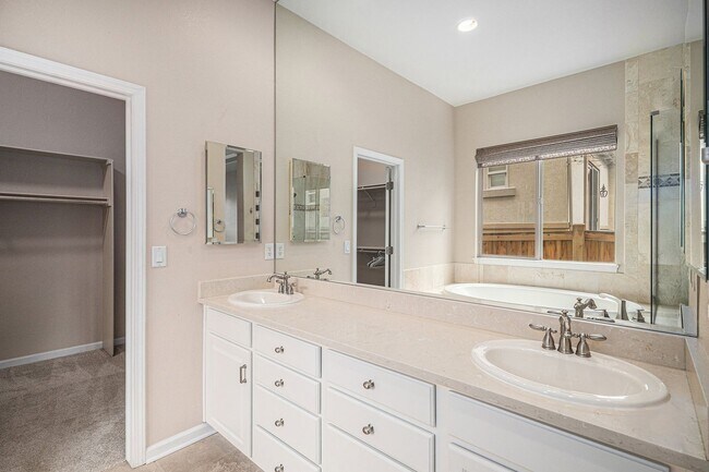 Building Photo - Spacious 4 bedroom 4 bathroom home in the heart of Lone Tree!