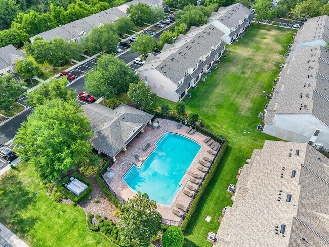 Building Photo - 5036 Pond Ridge Dr